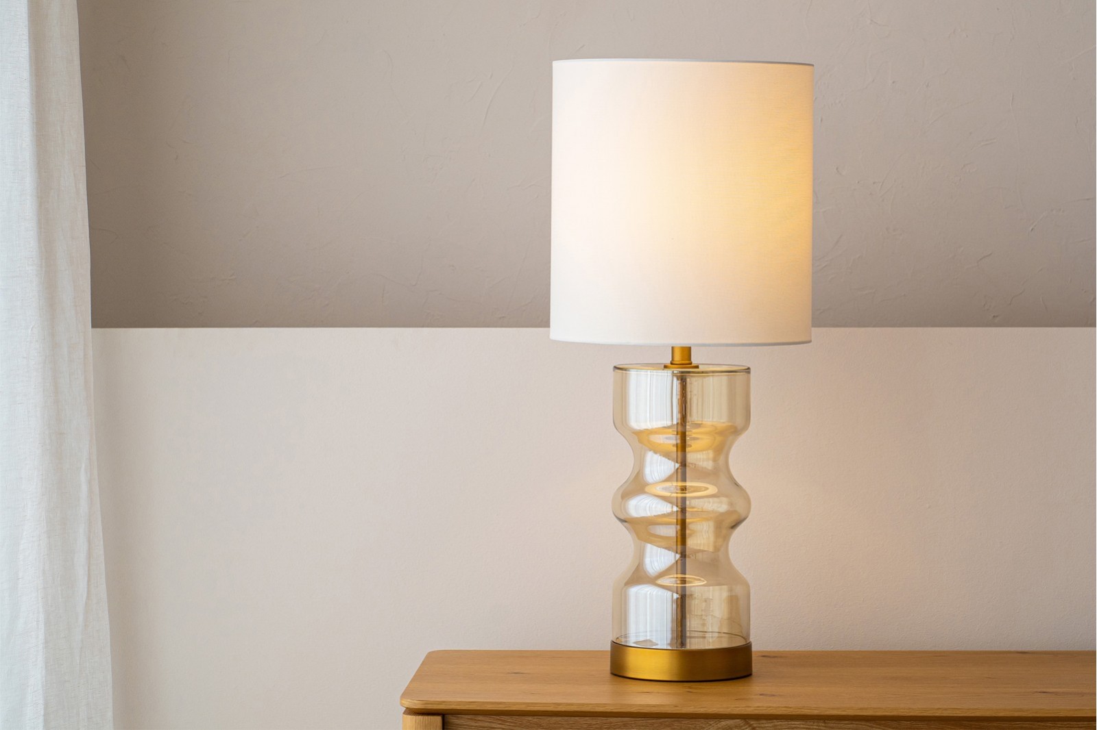 Lámpara CILLA N1 vidrio ámbar con base oro envejecido mate VP Interiorismo, pantalla lino blanco