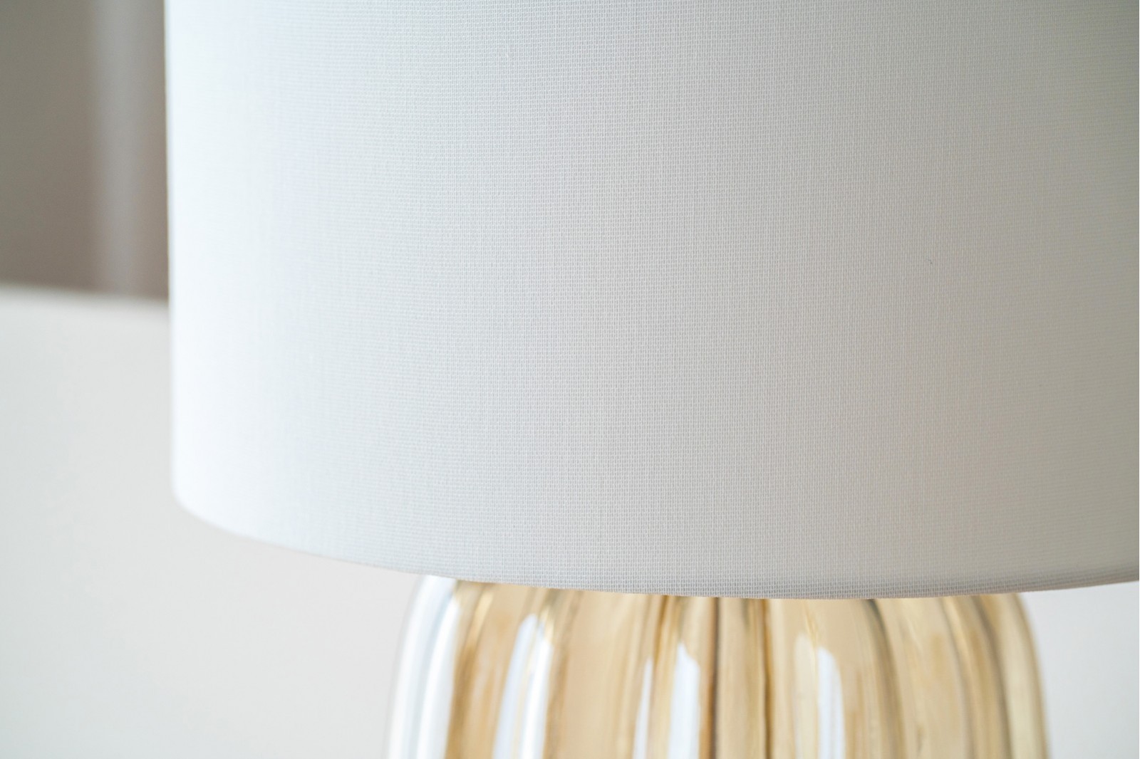 Lámpara IREA vidrio ámbar con base oro envejecido mate VP Interiorismo, pantalla lino blanco