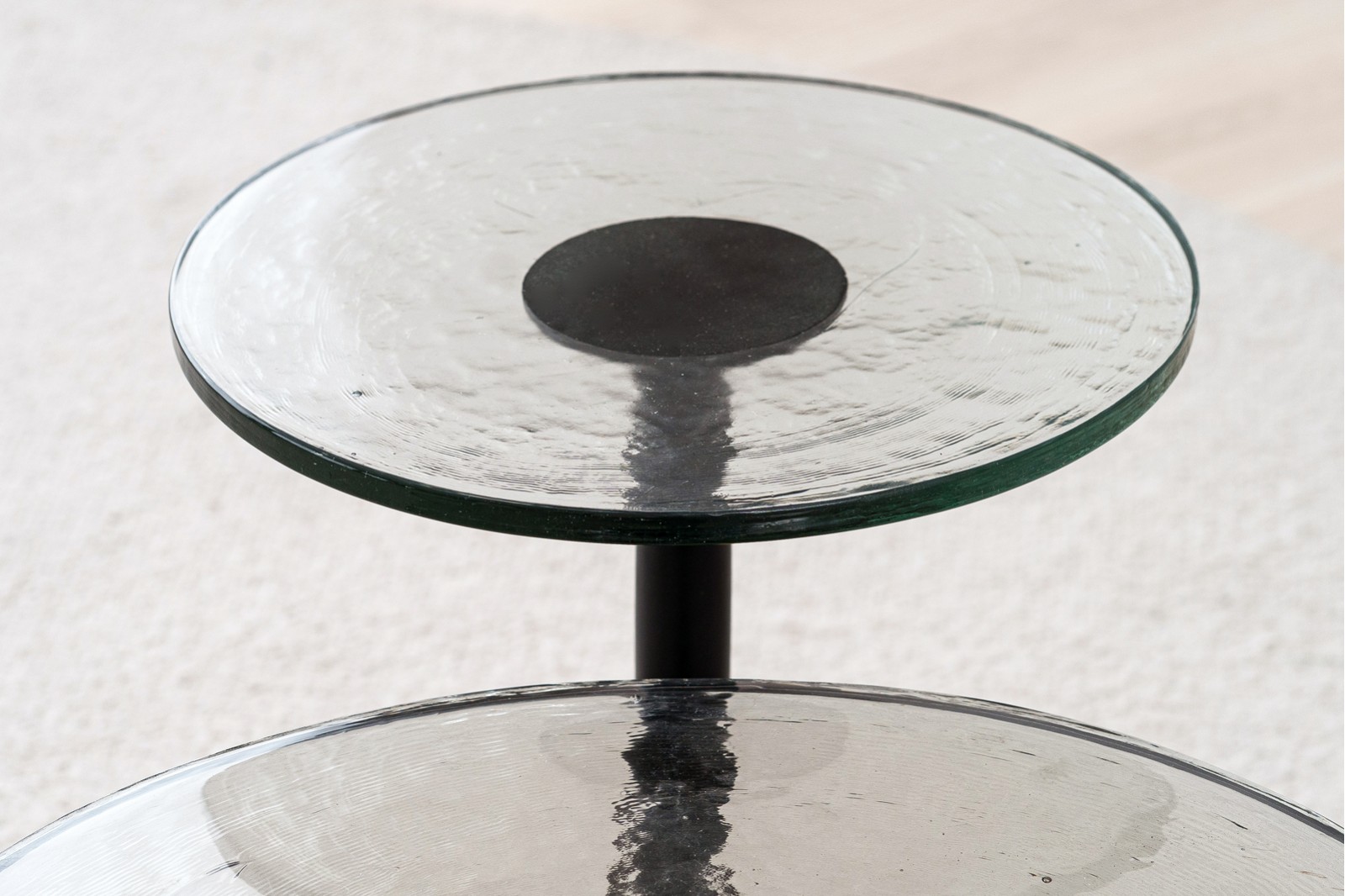 Mesa de centro redonda de metal acabado negro y vidrio alta VP Interiorismo