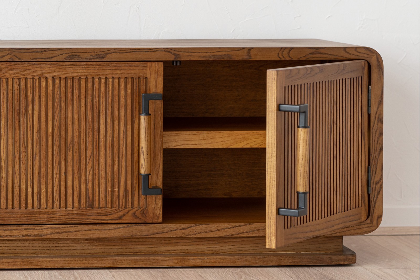 Mueble TV HEREA de madera fresno color miel VP Interiorismo