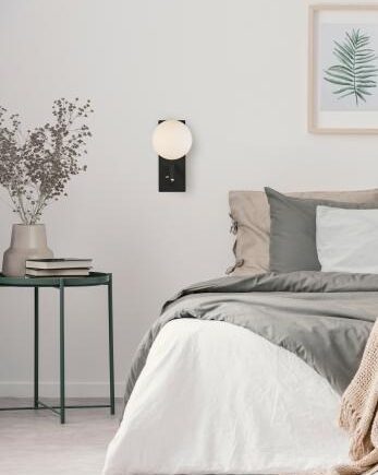 KIN: Aplique de pared negro de esfera blanca 5w LED y lector con puertos USB y C Acb Iluminación.