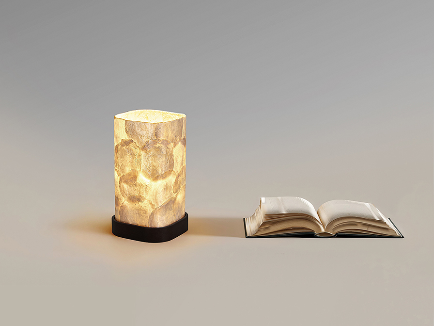 Sobremesa NAKAR negro con tulipa nácar bombilla Led E14 Schuller