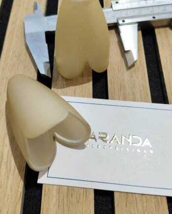 Tulipa de cristal beige de 3 picos para agujero 1,0 cm G4.