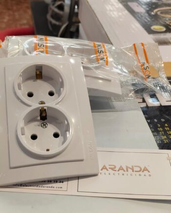 Base de Enchufe Schuko TT 16A doble para empotrar en 1 cajetin blanco
