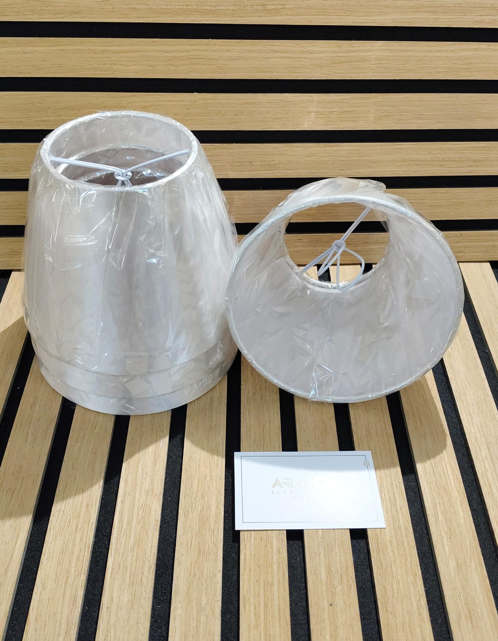 Pantalla de pinza tela seda beige claro forma empire AJP Iluminación